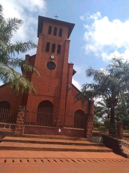 File:Eglise Catholique Doumé.jpg