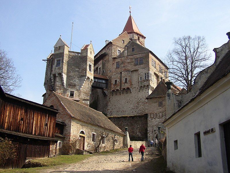 File:Hrad Pernštejn.jpg