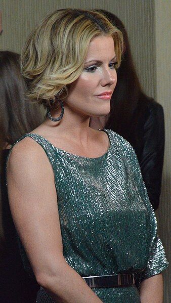 File:Kathleen Robertson 2014.jpg