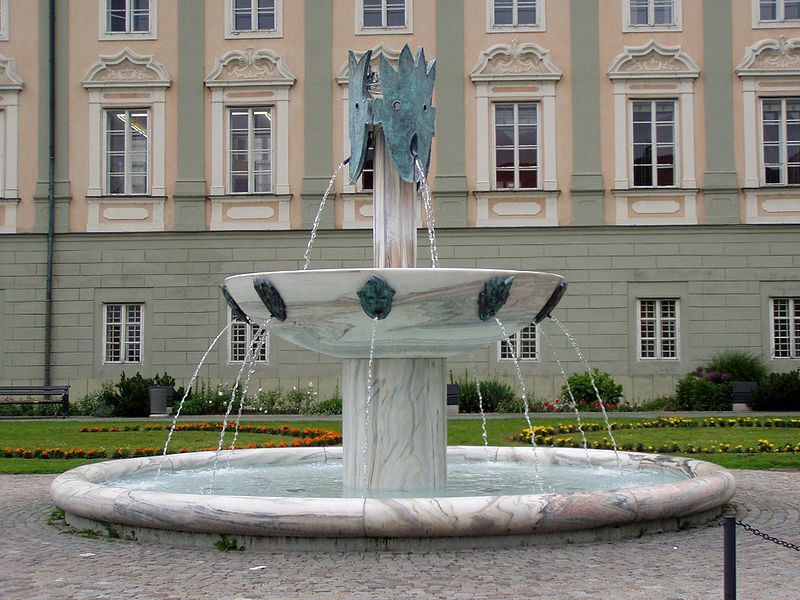 File:Kiki Kogelnik Brunnen.jpg