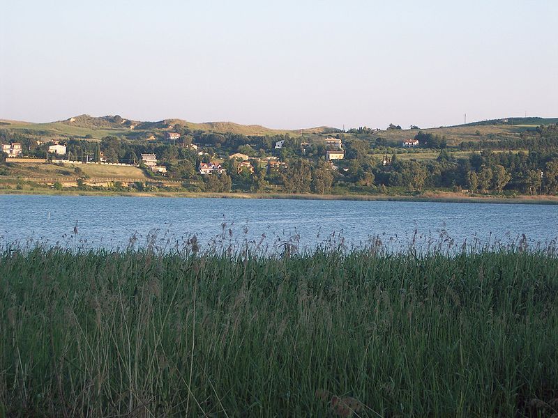 File:Lago di Pergusa.jpg