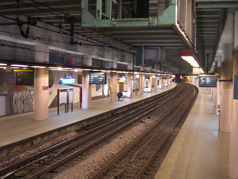 File:RER Pereire quais.JPG