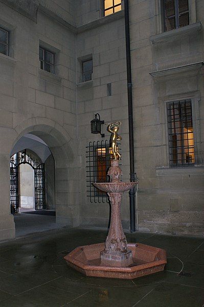 File:Rathaushofbrunnen 04.jpg