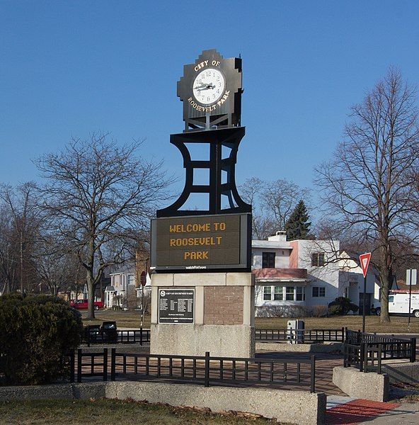 File:Roosevelt Park Clock.jpg