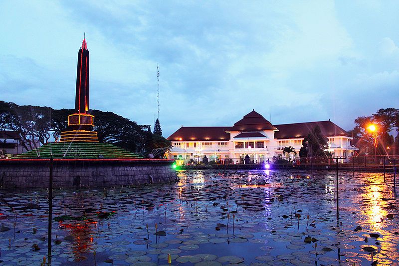 File:Tugu Malang.jpg