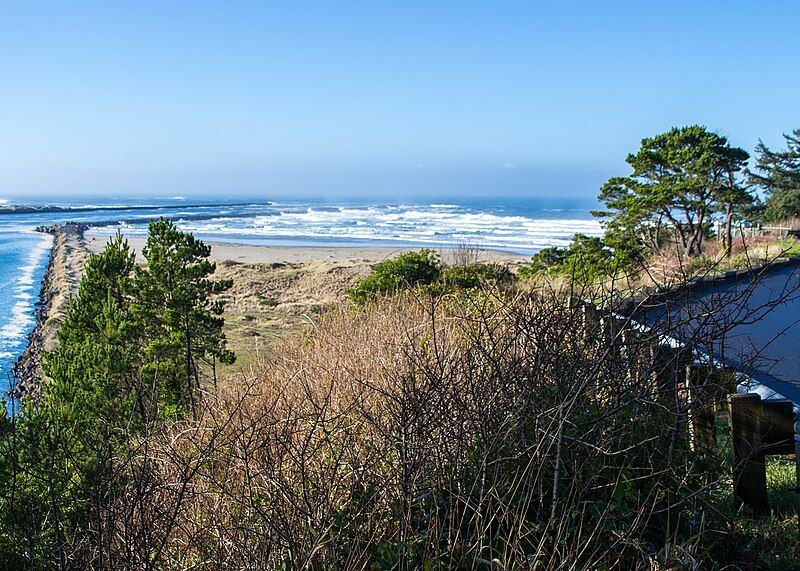 File:Yaquina Bay Jetty.jpg