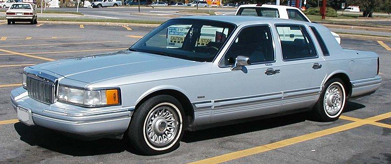 File:2nd-Lincoln-Town-Car.jpg