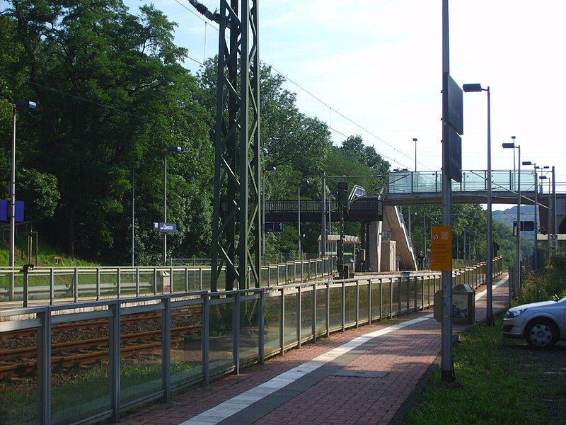 File:Bahnhof Essen-Überruhr.jpg