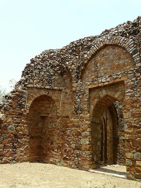 File:Balban's tomb, Mehrauli.jpg