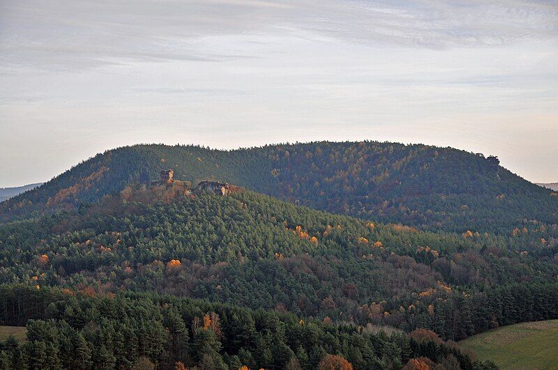 File:Drachenfels mit Heidenberg.jpg