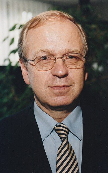 File:Erkki Liikanen-FIG 2001.jpg