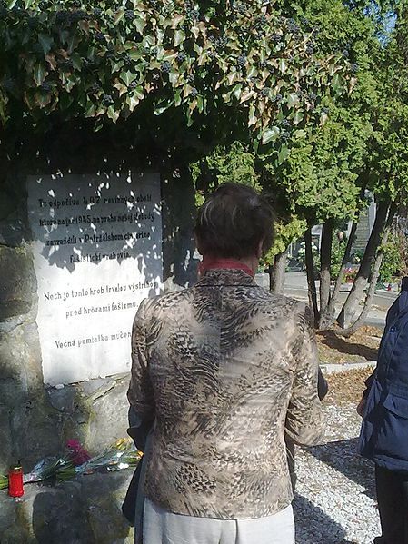 File:Massengrab friedhof Petržalka.jpg