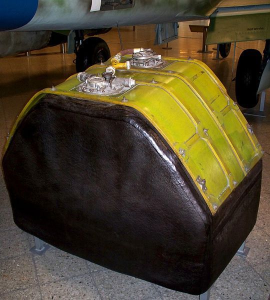 File:Me-262, selbstabdichtender Kraftstofftank.JPG