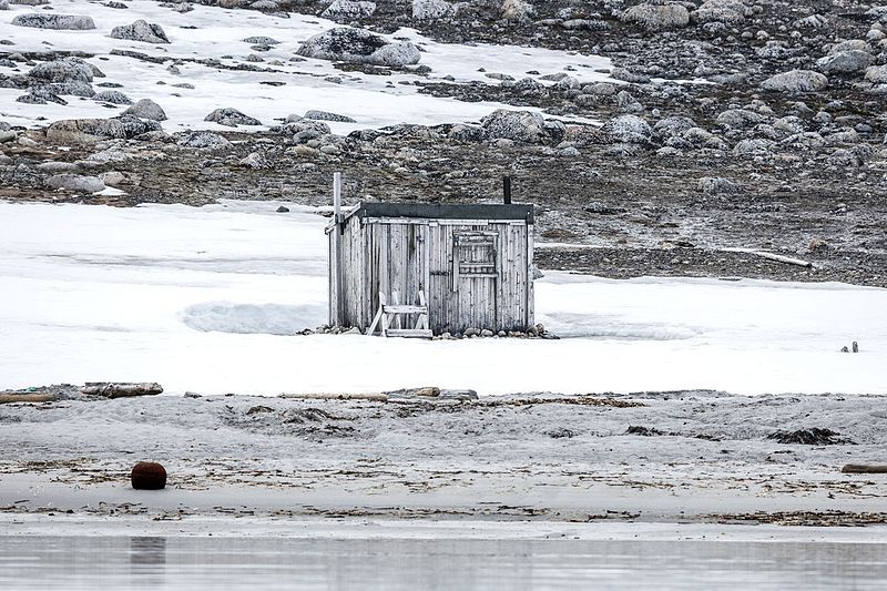 File:NOR-2016-Svalbard-Sjuøyane-Phippsøya-Wooden hut.jpg