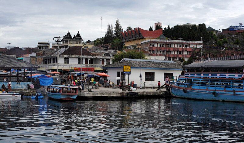 File:Parapat-harbor 09N9196.jpg