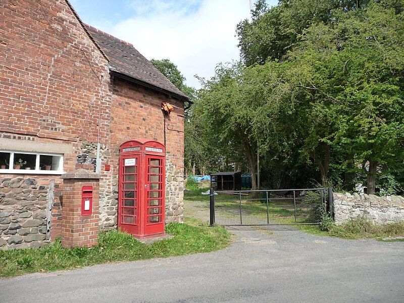 File:Telephone kiosk, Bitterley.jpg