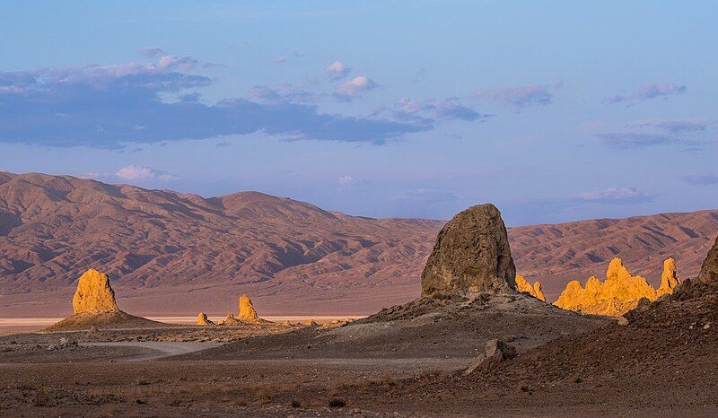 File:Trona Pinnacles (68132057).jpeg