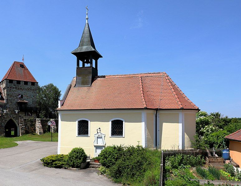 File:Wolfshof - Kapelle.JPG