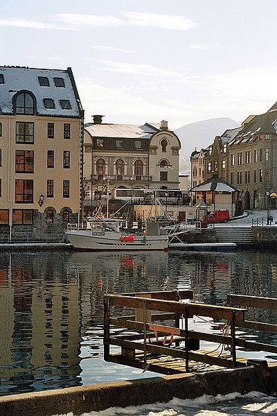 File:Alesund harbour.jpg