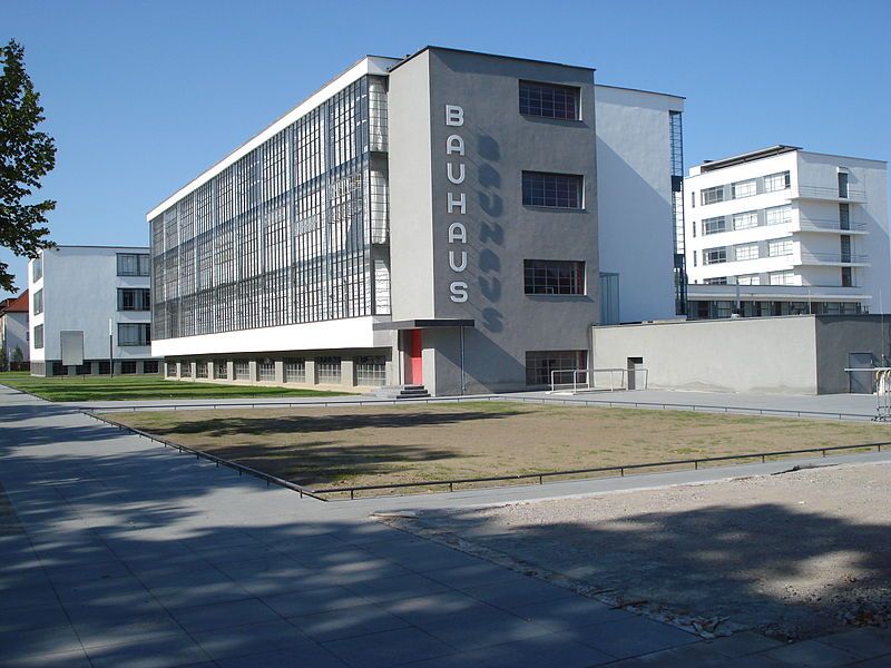 File:Dessau Bauhaus neu.JPG