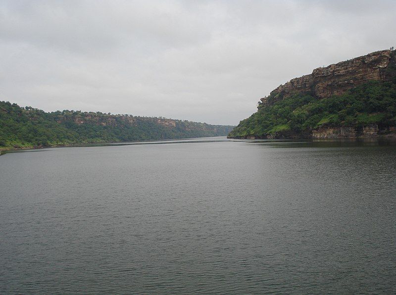 File:Gandhi Sagar Dam1.JPG