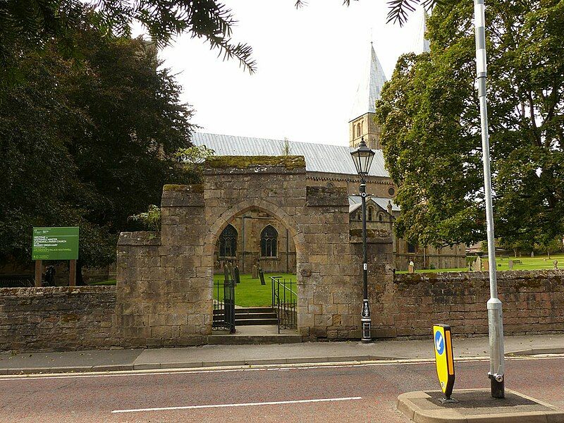 File:Gateway, Southwell Minster.jpg