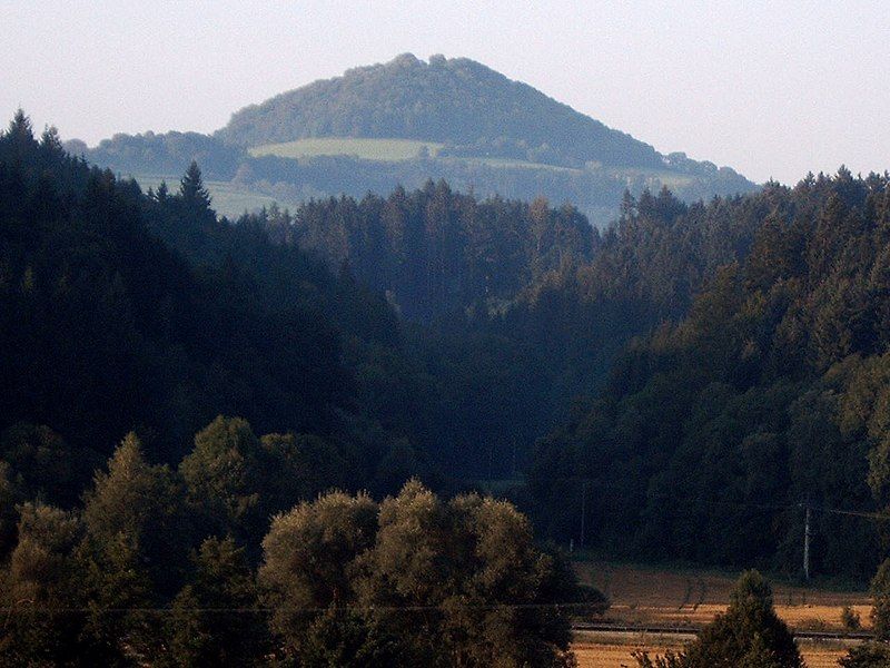 File:Hohenstaufen vom Remstal.jpg