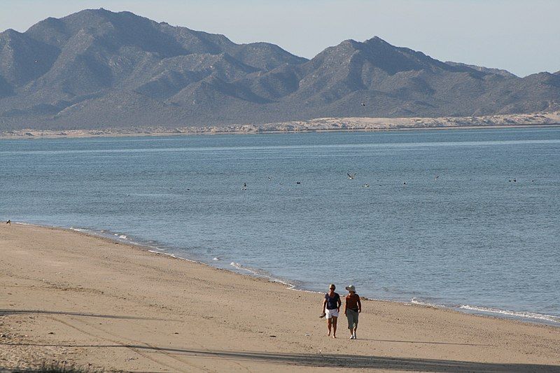 File:Kino beach stroll.jpg