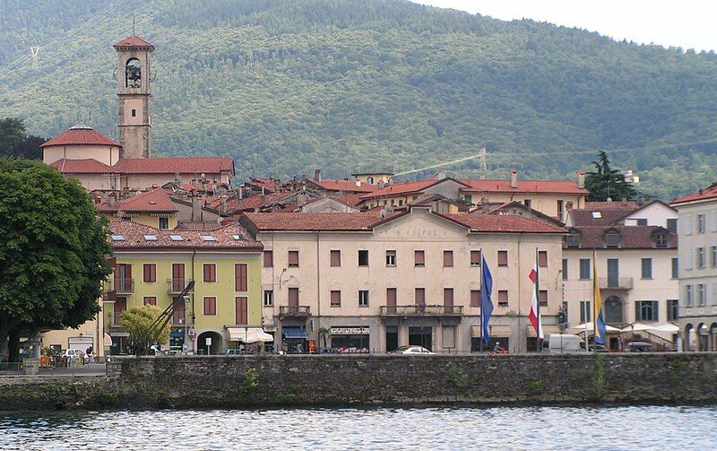 File:Luino Hafen.JPG