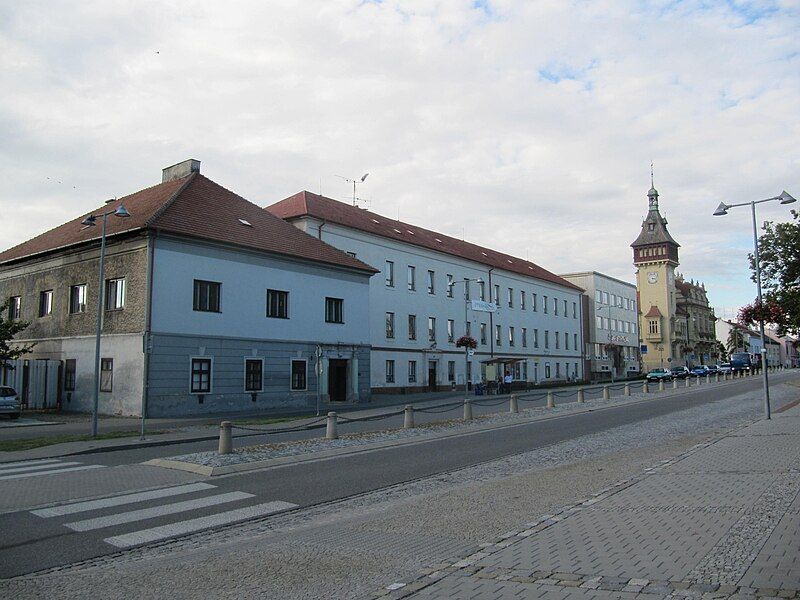 File:Napajedla, náměstí.jpg