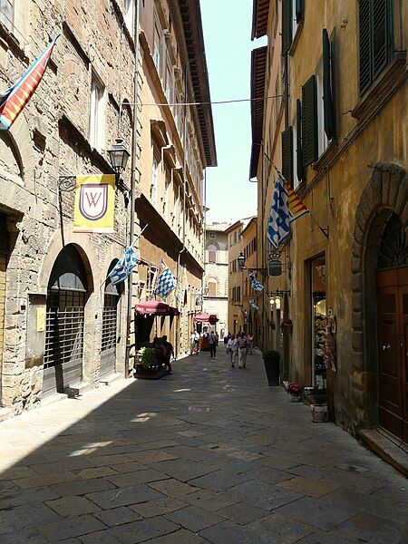 File:Volterra-centro storico5.jpg