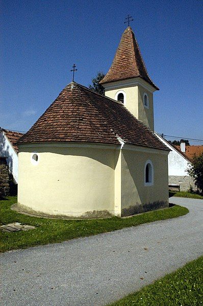 File:Gobelsdorf Ortskapelle.jpg