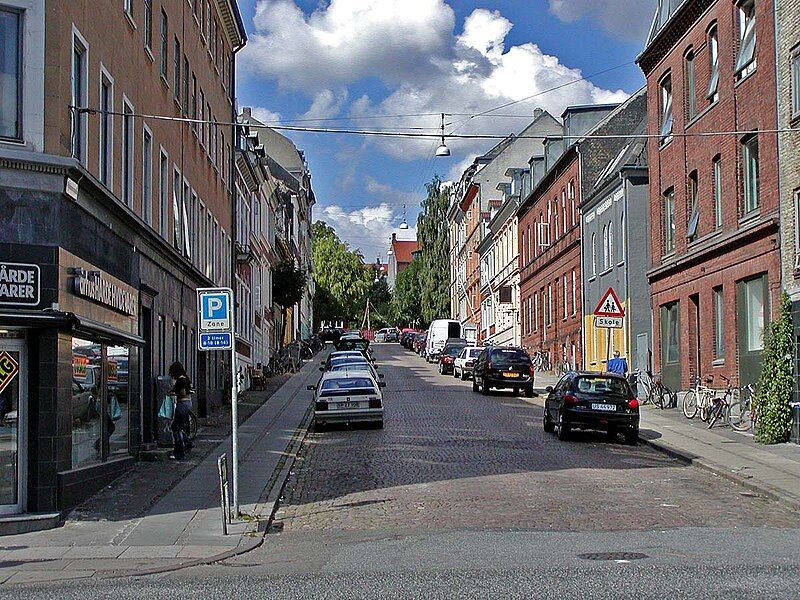 File:Hjelmensgade, Aarhus 2003.jpg