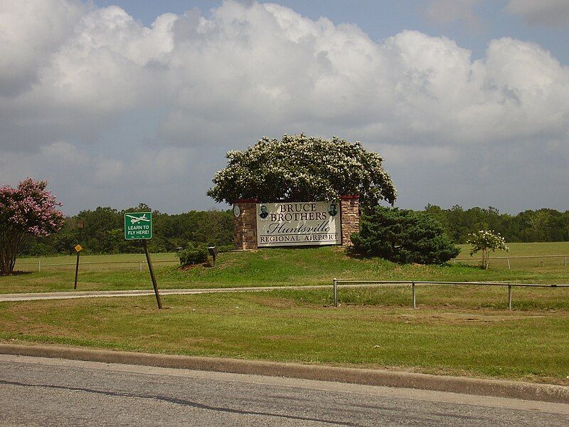 File:HuntsvilleTXAirport.JPG