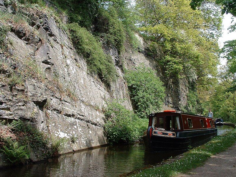 File:Llangollen Canal UK.jpg