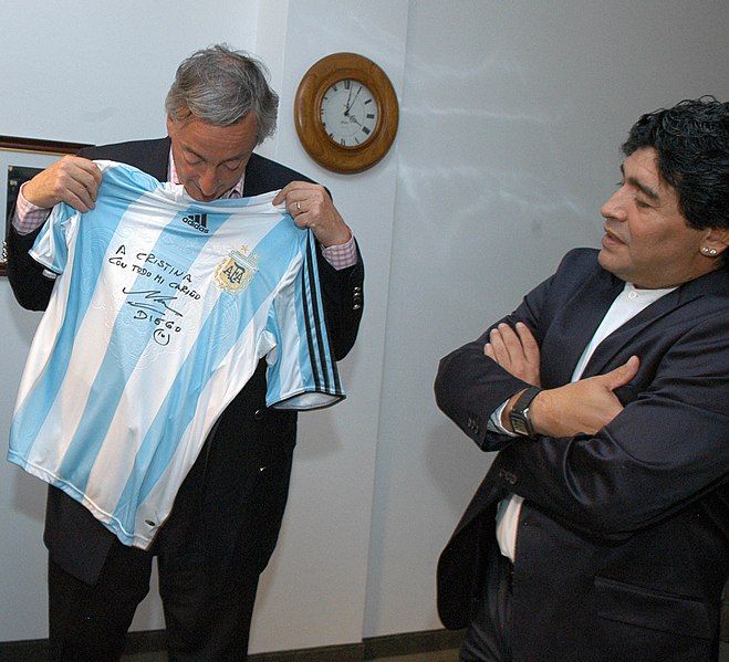 File:Maradona y Kirchner.jpg