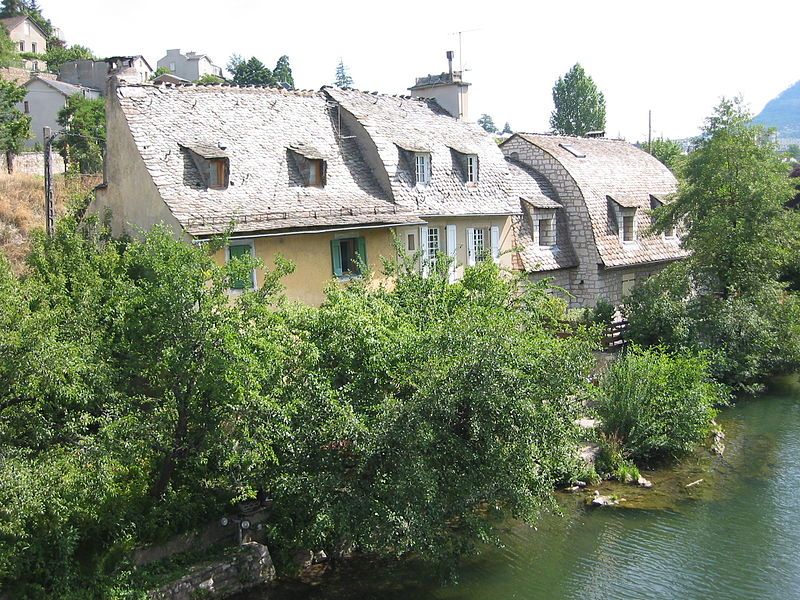 File:Mende-maison-le-long-du-lot.JPG