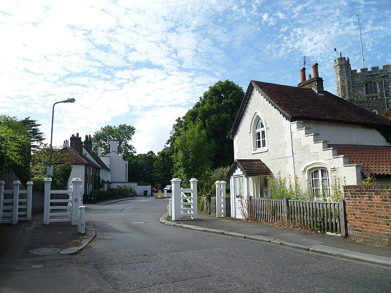 File:Monken Hadley gateway.JPG