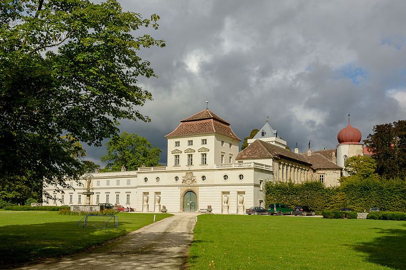 File:Schloss Ernstbrunn 8934.jpg