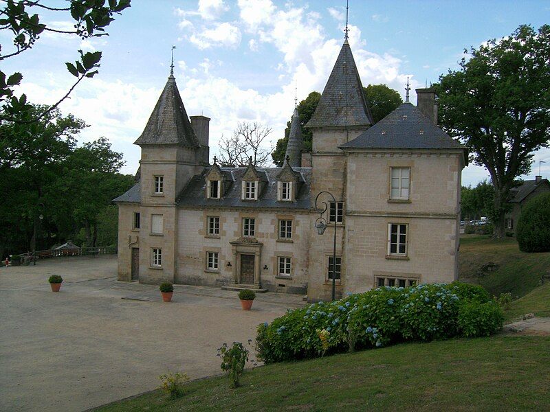 File:Vassiviere Chateau01.JPG