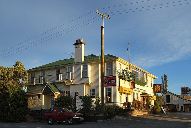 File:WaikariStar&GarterHotel.JPG