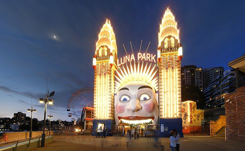 File:03.01.2009-luna entrance2.jpg