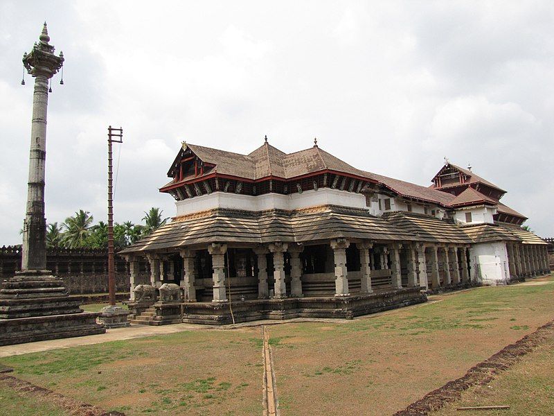 File:1000-Pillar-Temple- Moodbidri-Right-Side-View.JPG