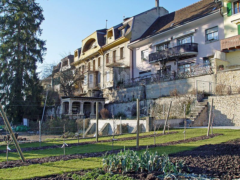 File:Avenches Stadtmauer.JPG