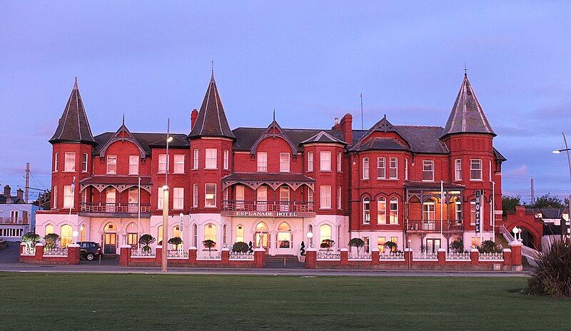 File:Esplanade Hotel, Bray.jpg