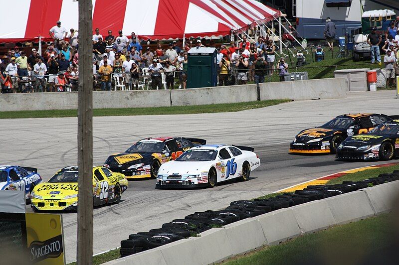 File:FieldStarting2010Bucyrus200RoadAmerica.jpg