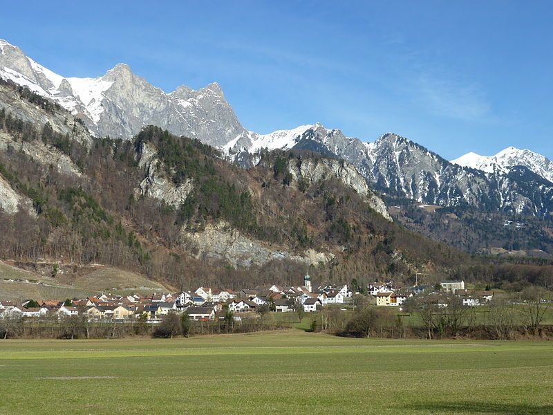 File:Fläsch Dorf.JPG