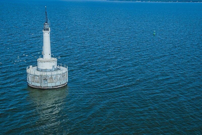 File:Green Bay Lighthouse.jpg