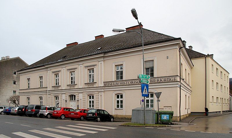 File:Hainfeld - Amtsgebäude.JPG