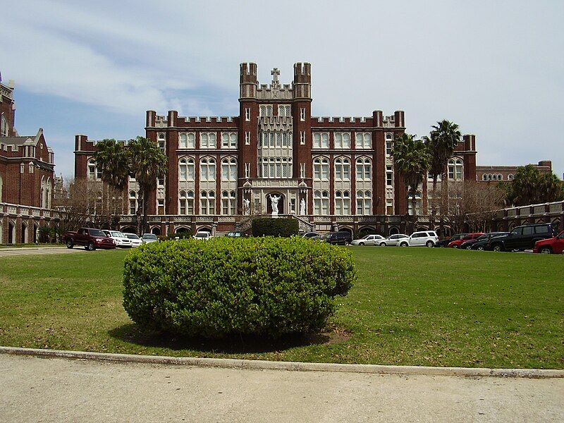 File:Loyola front yard.jpg